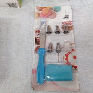 Cuatro piezas: cepillo mágico + manga de repostería + shoting + parlante con batería. - imagen 6