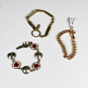 Tres Pulseras Metálicas y Enchapadas con Diseños Variados - imagen 2