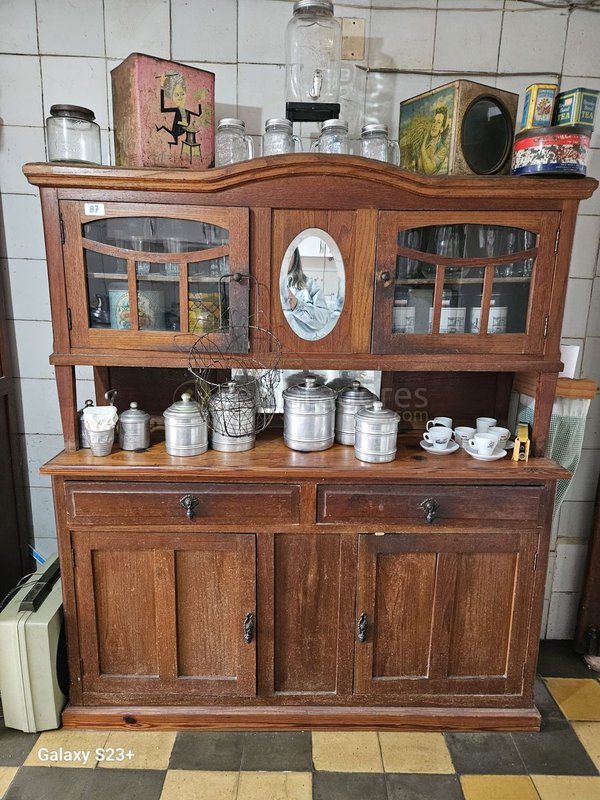 Mueble de madera antiguo con vitrina y cajones