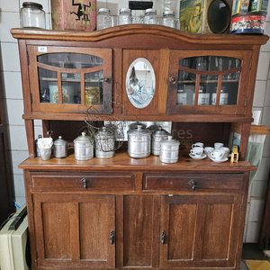 Lote anterior: Mueble de madera antiguo con vitrina y cajones