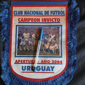 Banderín Club Nacional de Football "Campeón Invicto Apertura 2004" - imagen 2