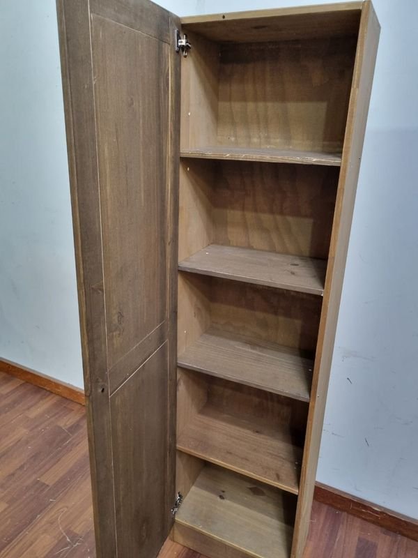 Gabinete de madera con puertas y estantes - imagen 2