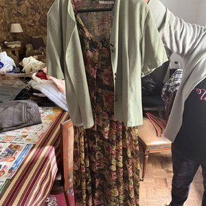 Lote siguiente: Conjunto Vestido Largo Estampado con Flores y Saco Corto Verde Oliva