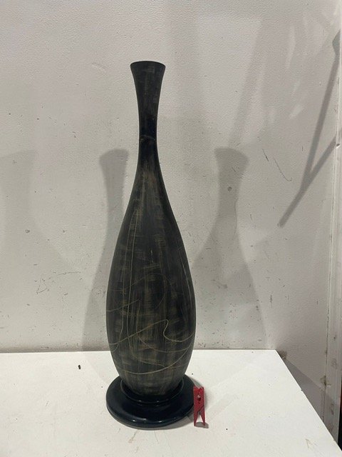 Lote siguiente: Florero grande con coche rojo