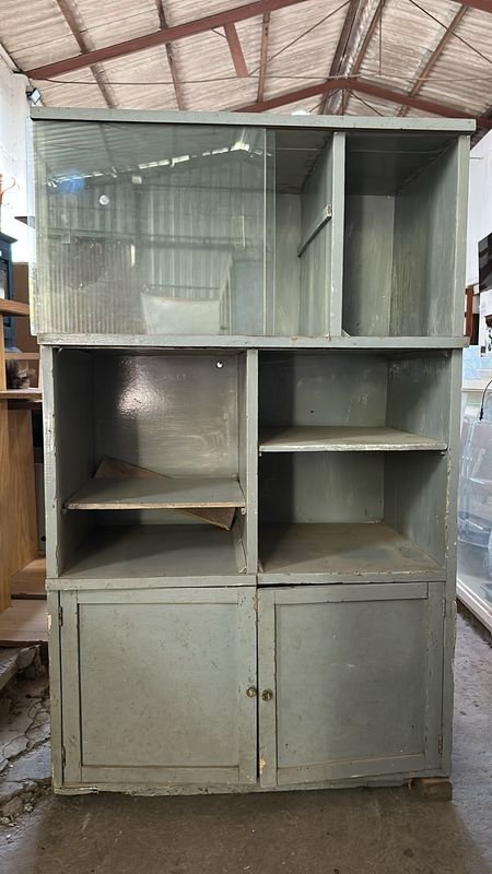 Lote siguiente: Mueble Organizador con Estante Gris