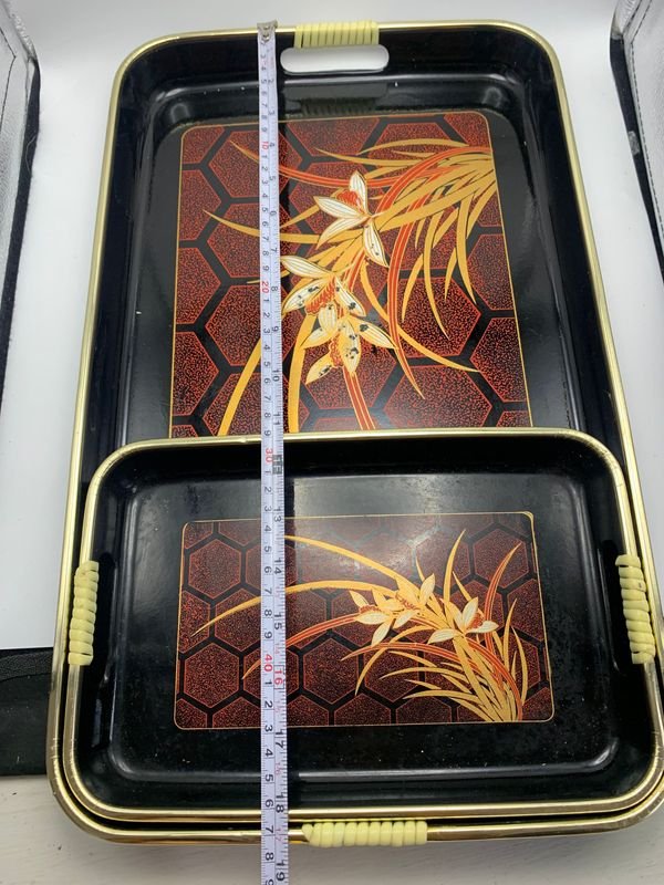 Juego de dos bandejas lacadas con diseño floral - imagen 5