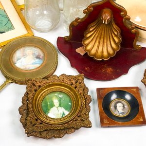 Lote Variado: Libros, Vasos, Cuadros Miniatura y Adornos Vintage - imagen 3