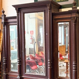 Lote siguiente: Armario Antiguo de Madera Oscura con Espejos y Detalles Tallados