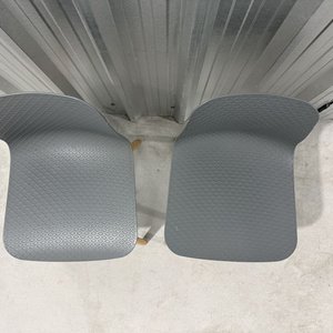 Juego de 2 Sillas de Plástico Gris con Patas de Madera Clara - imagen 4