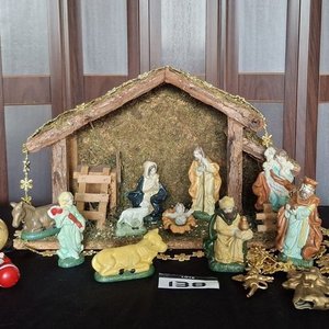 Pesebre Navideño con Establo de Madera y Figuras de Porcelana - imagen 1