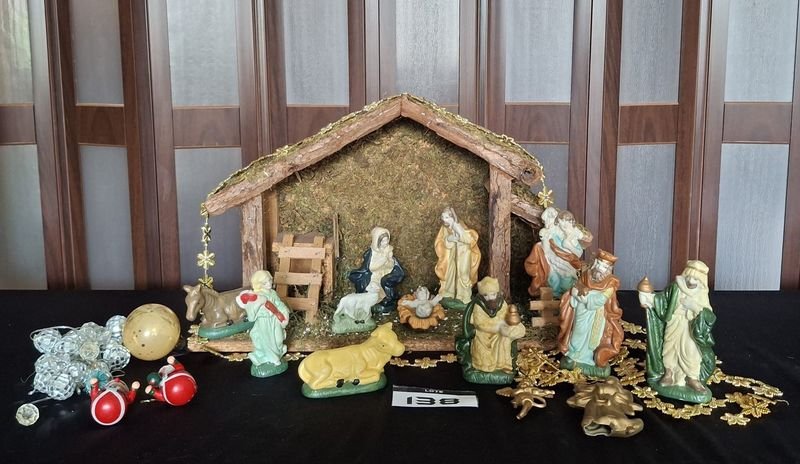 Pesebre Navideño con Establo de Madera y Figuras de Porcelana