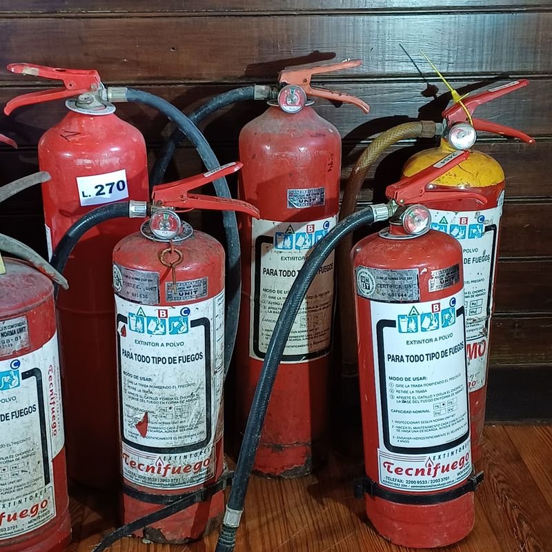 Extintores de incendio rojos de 4Kg - imagen 3