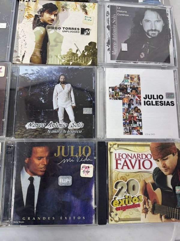 Colección de CDs de artistas reconocidos - imagen 2