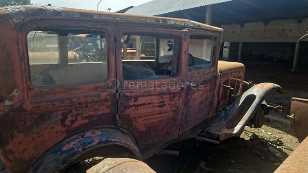 Automóvil Antiguo Clásico Roto para Restaurar