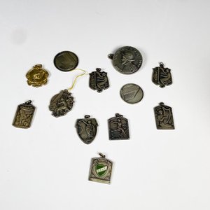 Lote anterior: Lote de Doce Medallas Distintivas de Colección