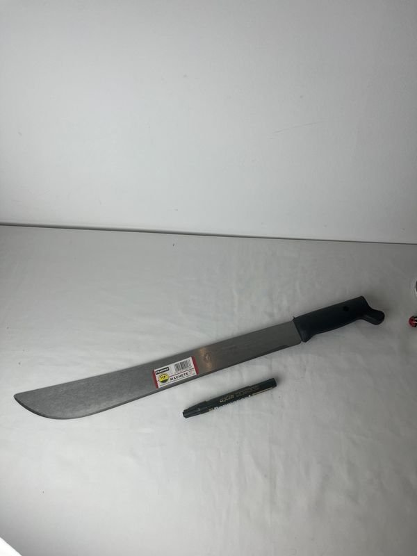 Machete con mango negro y hoja de metal - imagen 3