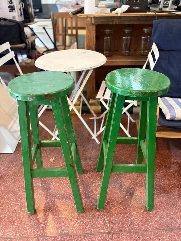 Lote siguiente: Dos taburetes de madera pintados para hogar