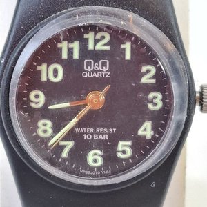 Reloj Pulsera Q&Q Quartz Negro con Números Luminosos y Resistencia al Agua 10 Bar - imagen 2