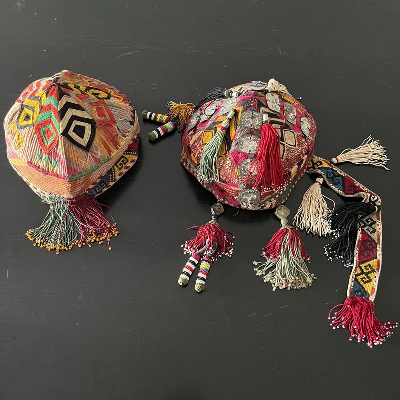 Turbantes hindúes y turcos decorados con terciopelo burdeos y detalles en dorados - imagen 3