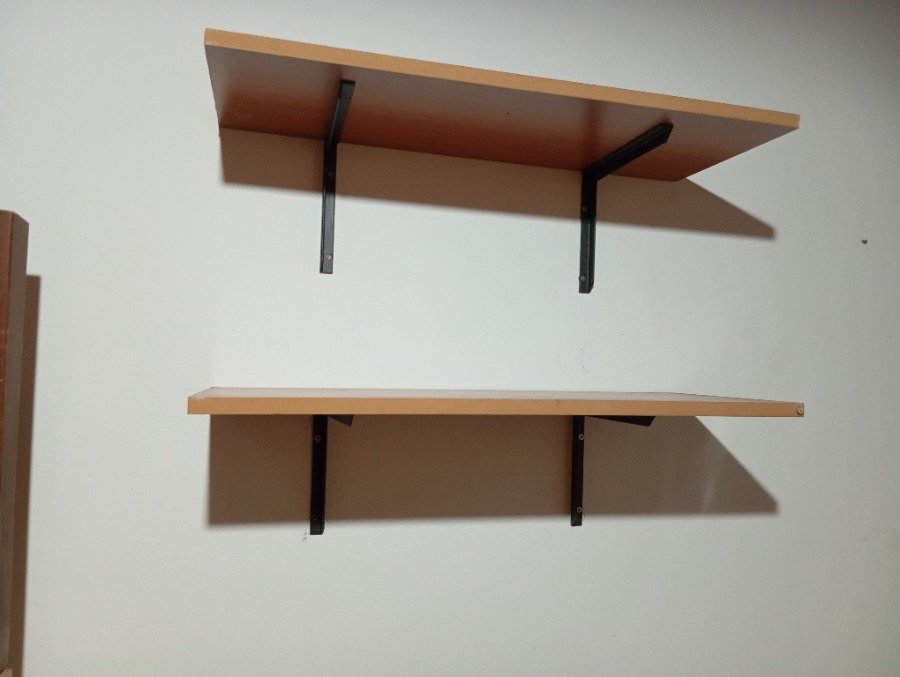 Estanterías de madera con soportes metálicos - imagen 4
