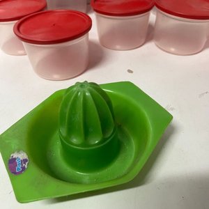 Lote de 18 piezas: Tupperware, exprimidor, reloj y portarretrato - imagen 2
