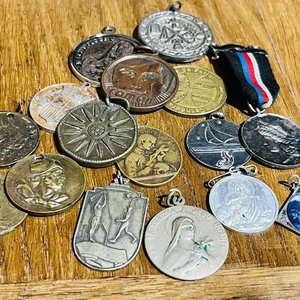 Lote anterior: Lote de 17 Medallas Variadas para Coleccionismo