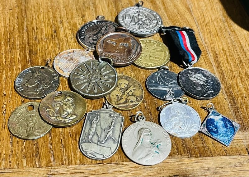 Lote de 17 Medallas Variadas para Coleccionismo