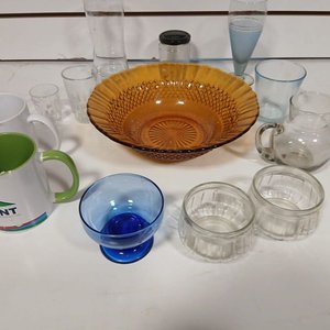 Lote de Cristalería y Vajilla: Fuente Ámbar, Tazas, Copas, Vasos y Más - imagen 3