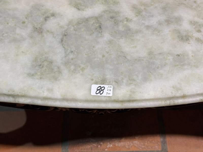 Mesa Ratona Victoriana con Tapa de Mármol y Detalles Tallados