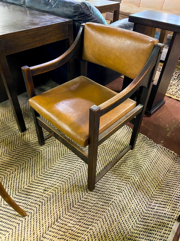 Silla de Madera y Cuero Estilo Clásico