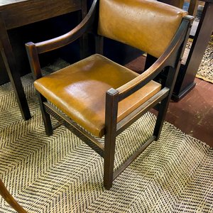 Lote anterior: Silla de Madera y Cuero Estilo Clásico