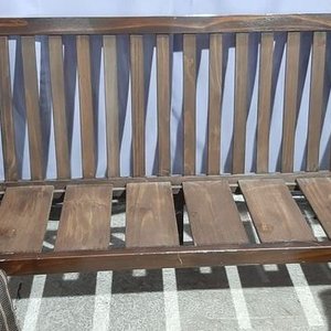 Juego de Living de Madera: Sofá y Sillones con Almohadones Rayados - imagen 2