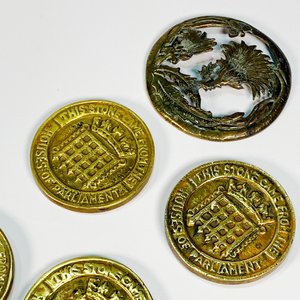 Lote de 5 Piezas de Bronce: Virola Decorada y Medallas con Escudos - imagen 2