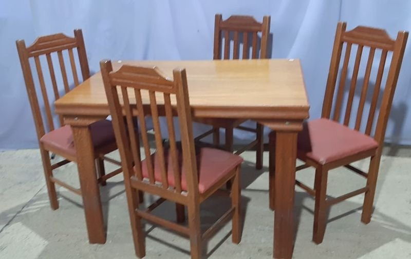 Lote siguiente: Mesa de comedor en madera con sillas tapizadas