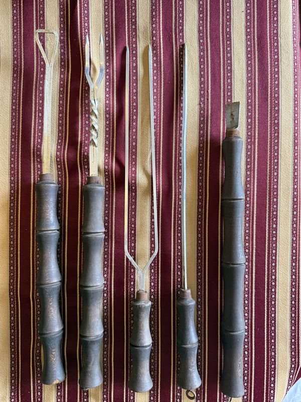 Set de 5 Utensilios de Parrilla con Mangos de Madera Torneada