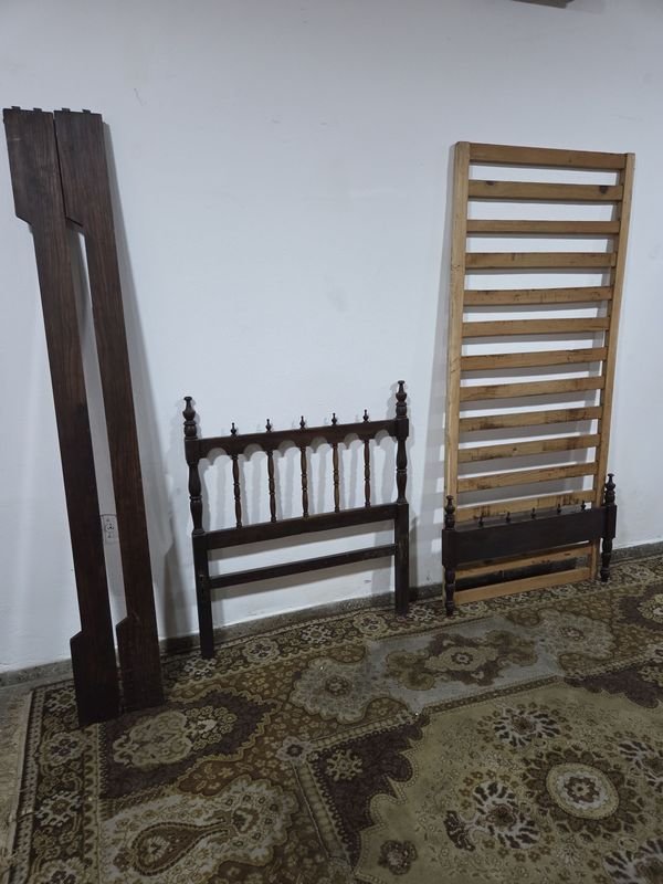 Lote siguiente: Antigua cama de una plaza en paraíso