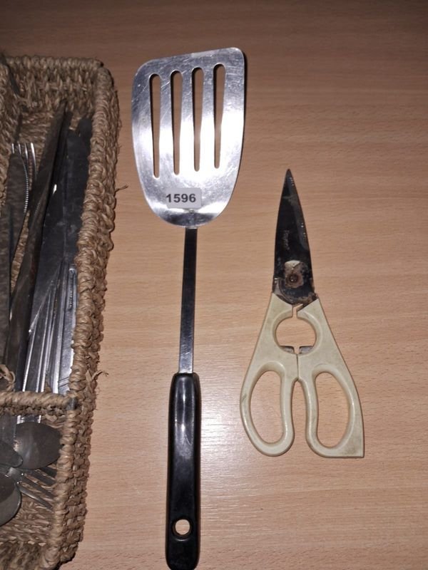 Gran lote de cubiertos con organizador y herramientas de cocina - imagen 2