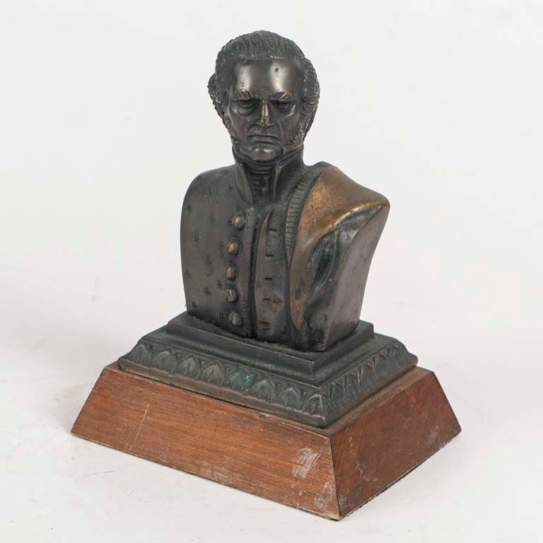 Lote anterior: Busto de Artigas en bronce con base de madera