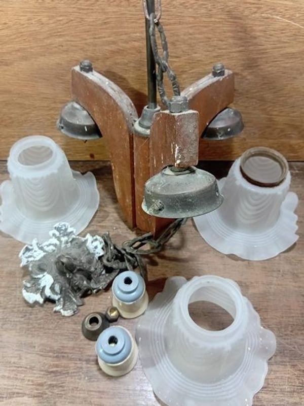 Araña en madera y bronce desarmada completa tulipas sanas - imagen 3