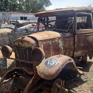 Lote anterior: Camioneta Antigua Rústica para Restaurar