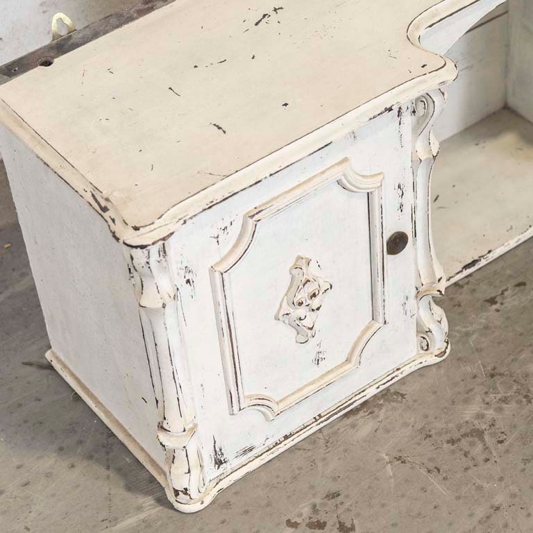 Mueblecito aéreo con detalles tallados y patinado - imagen 2
