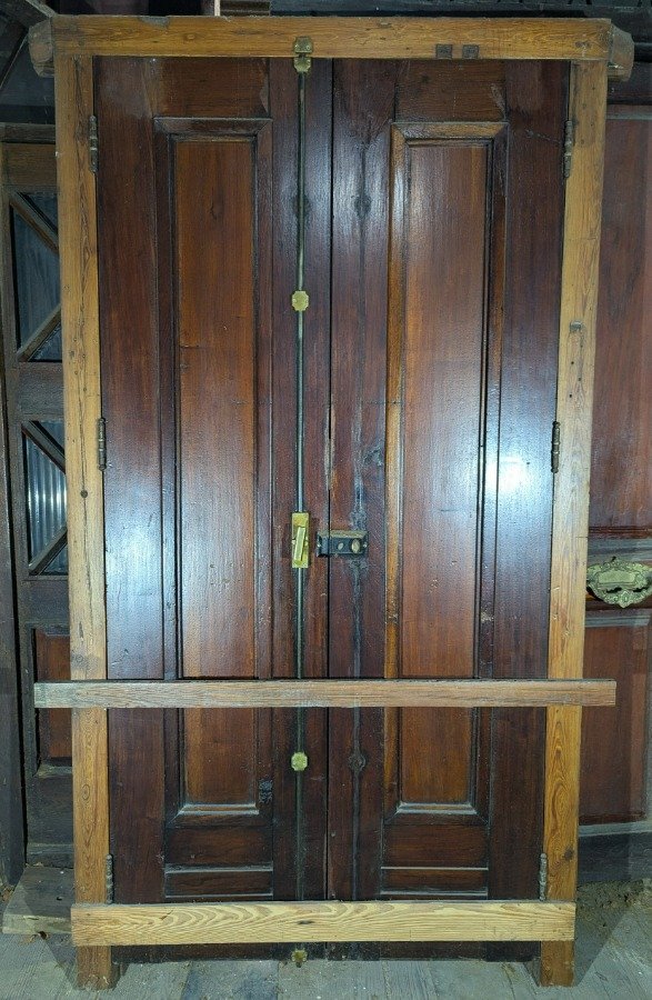 Puerta antigua de frente con panelado de cedro y llaves - imagen 3