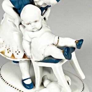 Figura de Porcelana Alemana: Dama con Niño y Perro - imagen 2