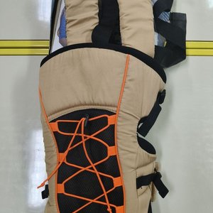Portabebé Ergonómico Color Beige y Negro con Cordones Naranjas - imagen 1
