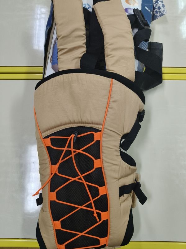 Portabebé Ergonómico Color Beige y Negro con Cordones Naranjas