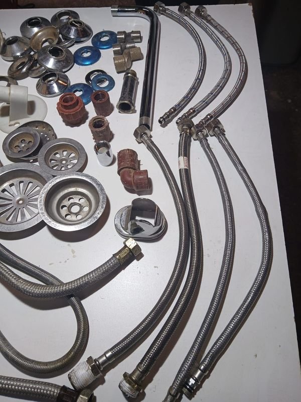 Lote de Accesorios y Repuestos de Plomería Varios