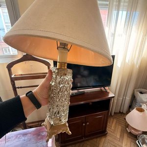 Lote siguiente: Lámpara de Mesa Antigua con Base de Bronce y Vidrio Labrado