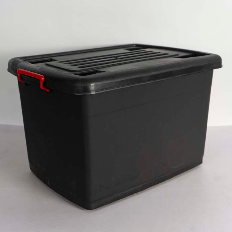 Organizador de Plástico Negro Apilable con Tapa y Ruedas - 95 Litros