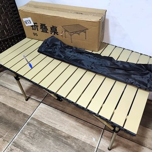 Mesa Plegable de Camping con Mesada Enrollable y Bolso, Color Marrón - imagen 3