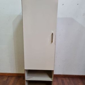 Lote siguiente: Mueble Vertical con Puerta y Estantes Abiertos